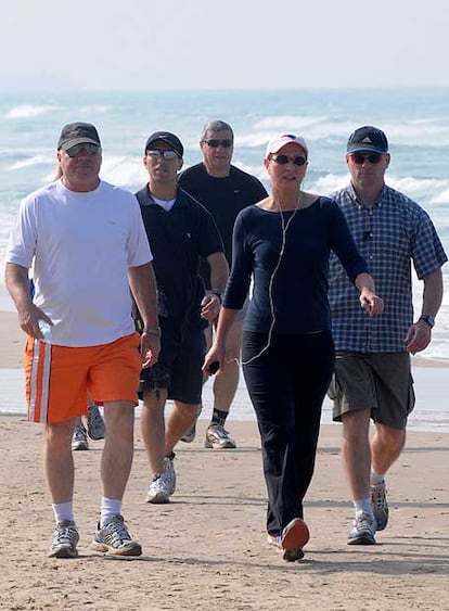 La candidata de Kadima, Tzipi Livni, rodeada de guardaespaldas en una playa de Tel Aviv.