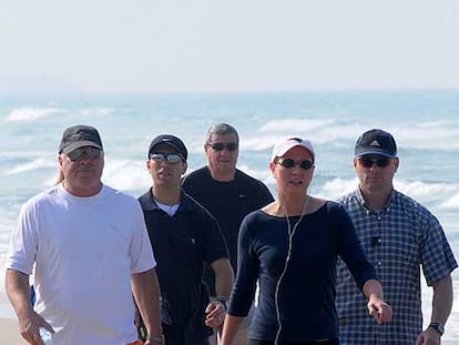 La candidata de Kadima, Tzipi Livni, rodeada de guardaespaldas en una playa de Tel Aviv.