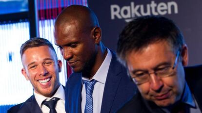 Abidal, junto a Bartomeu, en la presentación de Arthur.