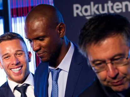 Abidal, junto a Bartomeu, en la presentación de Arthur.