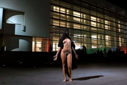 Una modelo desnuda ante el Macba en una 'performance' de Luizo Vega.