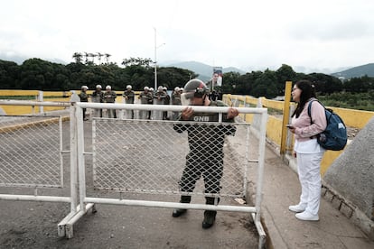 La Guardia Nacional Bolivariana custodia el puente Simón Bolivar ante el cierre temporal de los pasos fronterizos con Colombia.