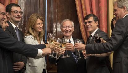 Miquel Valls (centro) brinda con miembros de su equipo tras su última rueda de prensa como presidente de la Cámara de Comercio.