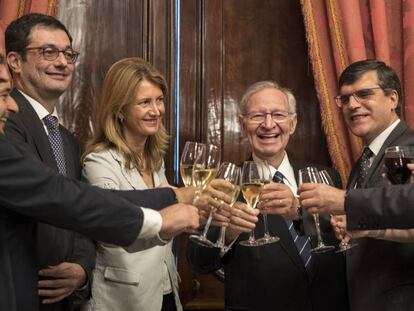 Miquel Valls (centro) brinda con miembros de su equipo tras su última rueda de prensa como presidente de la Cámara de Comercio.