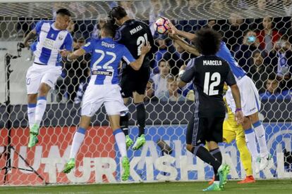 El delantero del Real Madrid, Álvaro Morata (3i), remata ante los defensores del Leganés consiguiendo el cuarto gol de su equipo.