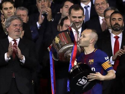 Iniesta besa el trofeo de la última Copa, ganada por el Barcelona