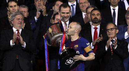 Iniesta besa el trofeo de la última Copa, ganada por el Barcelona