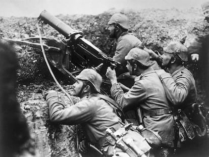 Soldados alemanes manejan una ametralladora en las cercanías de Reims (Francia)
