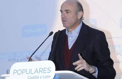 El ministro de Econom&iacute;a, Luis de Guindos, participa en un mitin de apoyo al candidato a la presidente de la Junta de Castilla y Le&oacute;n y candidato del PP, Juan Vicente Herrera junto al acueduzto de Segovia.