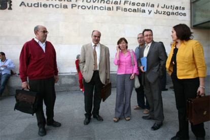 Miembros del Fòrum per a la Memòria y su abogada, ayer a la puerta de los juzgados.