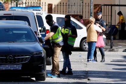 Agentes de la Polica Nacional realizan nuevos registros en la tercera fase de la Operacin Vulcano contra la criminalidad en la barriada sevillana de las Tres Mil Viviendas, tras el tiroteo del pasado 12 de octubre.