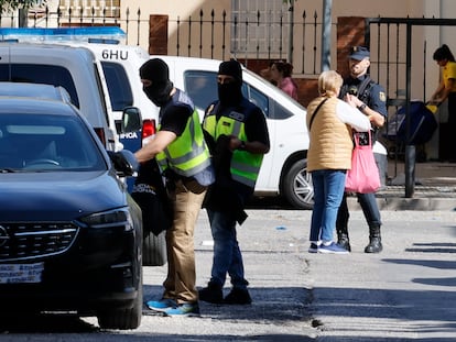 Agentes de la Policía Nacional realizan nuevos registros en la tercera fase de la Operación Vulcano contra la criminalidad en la barriada sevillana de las Tres Mil Viviendas, tras el tiroteo del pasado 12 de octubre.
