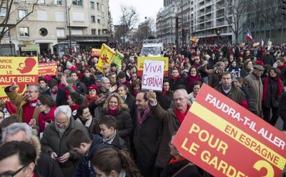 Manifestantes antiaborto este domingo em Paris. / IAN LANGSDON (EFE)