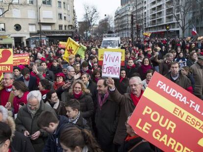 Manifestantes antiaborto este domingo em Paris. / IAN LANGSDON (EFE)