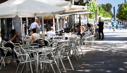 Terrazas en la Rambla del Poblenou.