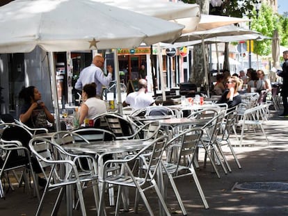 Terrazas en la Rambla del Poblenou.