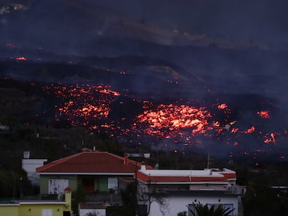 La lava acecha varias viviendas en el municipio de Los Llanos de Aridane, el miércoles.