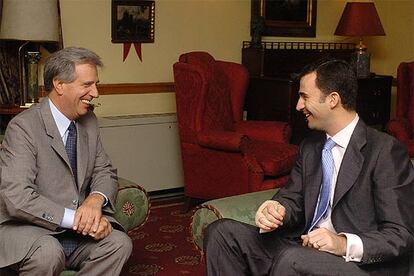 El presidente electo de Uruguay, Tabar Vzquez, conversa con el prncipe de Asturias.