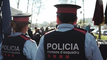 Foto de archivo de una pareja de mossos.