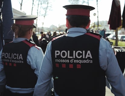 Foto de archivo de una pareja de mossos.