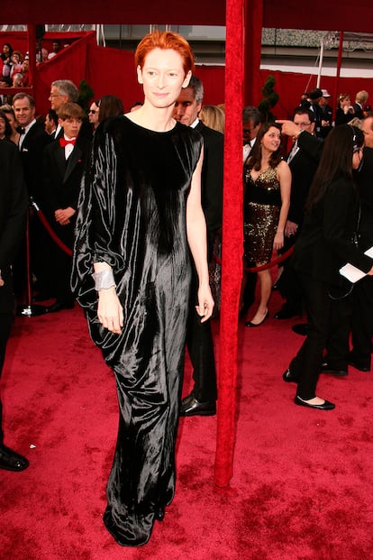 Tilda Swinton tampoco renunció a su particular estilo en la ceremonia de 2008 en la que ganó a mejor actriz secundaria por su papel en 'Michael Clayton'. La intérprete eligió un Lanvin asimétrico tipo túnica que siempre recordaremos.