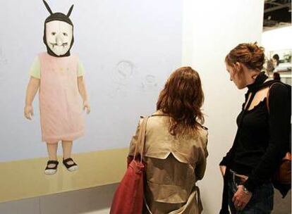 Dos personas contemplan una de las obras expuestas en una galería mexicana en Arco