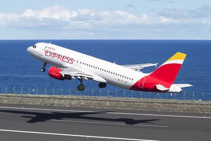 Un avión de Iberia Express parte del aeropuerto de Menorca.