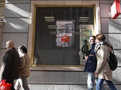 Un cartel anuncia hipotecas a inter&eacute;s fijo en una oficina de Kutxabank, una de las entidades que comercializa hipotecas a tipo fijo m&aacute;s baratas.