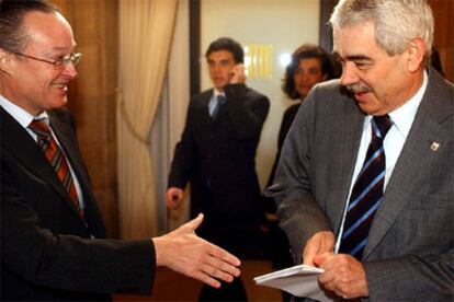 Josep Pique y Pasqual Maragall se saludan momentos antes de inicarse el debate.