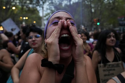 Una mujer grita durante la marcha en Montevideo (Uruguay).