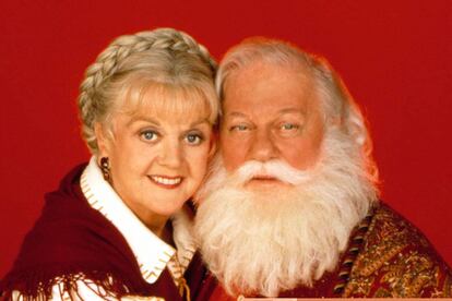 Angela Lansbury dejó los asesinatos por un momento en Se ha escrito un crimen y se abrazó a Santa Claus.