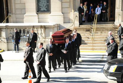 El cuerpo de Philip Seymour Hoffman abandona la iglesia de San Ignacio de Loyola, en Park Avenue, Nueva York. 