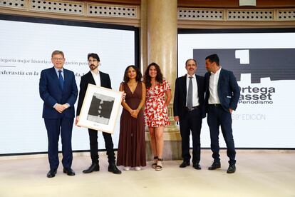 Ximo Puig (izquierda), junto al equipo de investigación  sobre la pederastia en el seno de la Iglesia Católica: Julio Núñez, Paola Nagovich, Lucía Foraster, Íñigo Domínguez y Daniel Verdú.