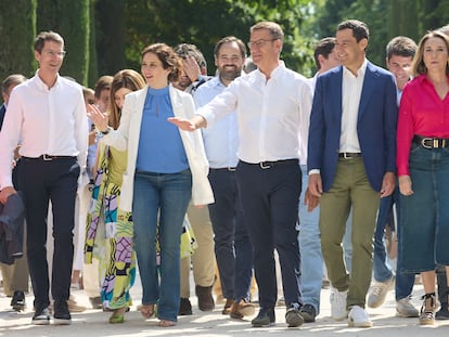 Alberto Núñez Feijóo (centro), junto a otros dirigentes del PP, en un acto con afiliados en El Retiro, este domingo en Madrid.