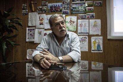 Carlos Montero, director del CETI de Melilla, en su despacho, decorado con dibujos realizados por los ni&ntilde;os que viven en el centro.