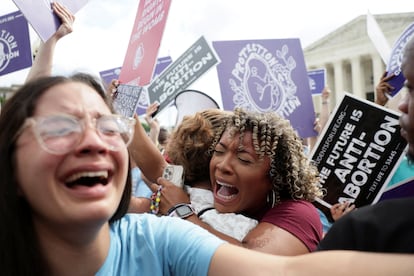 Durante la mañana del 24 de junio de 2022, los ánimos de manifestantes a favor y en contra del aborto afuera de la Corte Suprema han contrastado fuertemente. Mientras unos celebraban, otros se lamentaban.