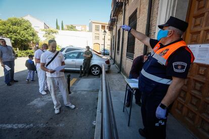 Un voluntario de Protección Civil organiza los test rápidos a los trabajadores de Morata de Tajuña para detectar los casos positivos de la localidad de cara a la desescalada