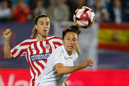 La delantera del Atlético de Madrid Bárbara Latorre y la defensa del Real Madrid Ivana Andrés, durante el partido de la final de la Copa de la Reina disputado en el estadio de Butarque, en Leganés.