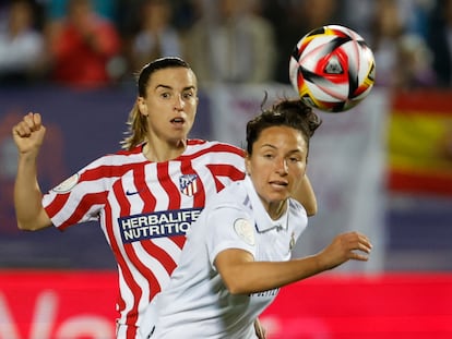 La delantera del Atlético de Madrid Bárbara Latorre y la defensa del Real Madrid Ivana Andrés, durante el partido de la final de la Copa de la Reina disputado en el estadio de Butarque, en Leganés.