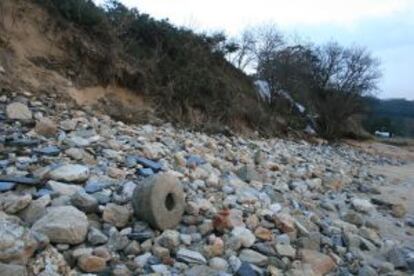 Posible mortero romano abandonado en la playa de Area entre cascotes.