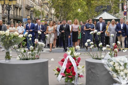 El acto en homenaje a las víctimas de los atentados yihadistas, que hace cinco años provocaron 16 muertos y 140 heridos en Cataluña, estuvo marcado por el boicot de un reducido grupo de personas con proclamas independentistas al minuto de silencio en recuerdo de los fallecidos. El presidente de la Generalitat de Cataluña, Pere Aragonès, la presidenta del Congreso de los Diputados, Meritxell Batet, varios ministros del Ejecutivo y la alcaldesa de Barcelona, Ada Colau, fueron abucheados por decenas de personas concentradas en los alrededores.