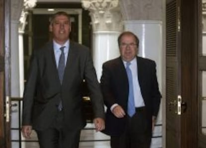 GRA179. VALLADOLID, 16/09/2013.- El presidente de la Junta de Castilla y Le&oacute;n, Juan Vicente Herrera (d), y el presidente de Renault Espa&ntilde;a, Jos&eacute; Vicente de los Mozos (i), recientemente nombrado director de Fabricaci&oacute;n y Log&iacute;stica del grupo automovil&iacute;stico, durante la reuni&oacute;n que han mantenido hoy en Valladolid. EFE/R. Garc&iacute;a