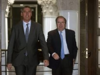 GRA179. VALLADOLID, 16/09/2013.- El presidente de la Junta de Castilla y Le&oacute;n, Juan Vicente Herrera (d), y el presidente de Renault Espa&ntilde;a, Jos&eacute; Vicente de los Mozos (i), recientemente nombrado director de Fabricaci&oacute;n y Log&iacute;stica del grupo automovil&iacute;stico, durante la reuni&oacute;n que han mantenido hoy en Valladolid. EFE/R. Garc&iacute;a