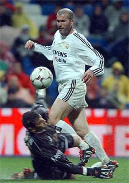 Zidane supera a Esteban con una vaselina y consigue el 3-1.