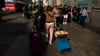Turistas en la Gran Vía de Madrid.