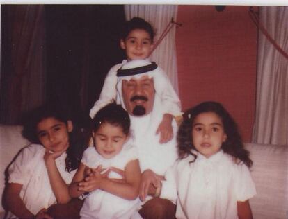 El rey Abdal&aacute; con sus hijas, en una fotograf&iacute;a que subi&oacute; su segunda mujer a su cuenta de Twitter.