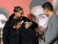 Sergio Ramos abraza a Jesús Navas, junto a Rodrigo Hernández, durante el homenaje al campeón del mundo con el Sevilla.