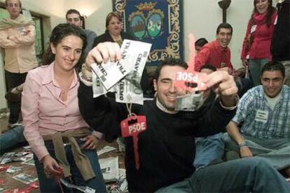 Miembros de Jóvenes Generaciones, durante la protesta de ayer en la Diputación de Huelva.