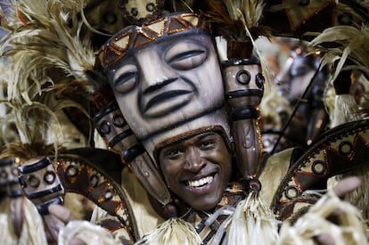 Un miembro de la escuela de samba Salgueiro en el sambódromo de Río de Janeiro.