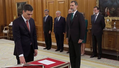 Pedro Sánchez, en el moment de prometre el seu càrrec de president en presència de Felipe VI.